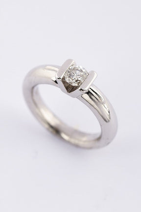 White gold solid solitaire ring with a brilliant