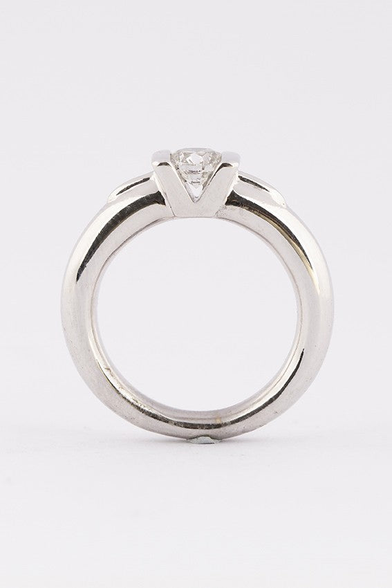 White gold solid solitaire ring with a brilliant