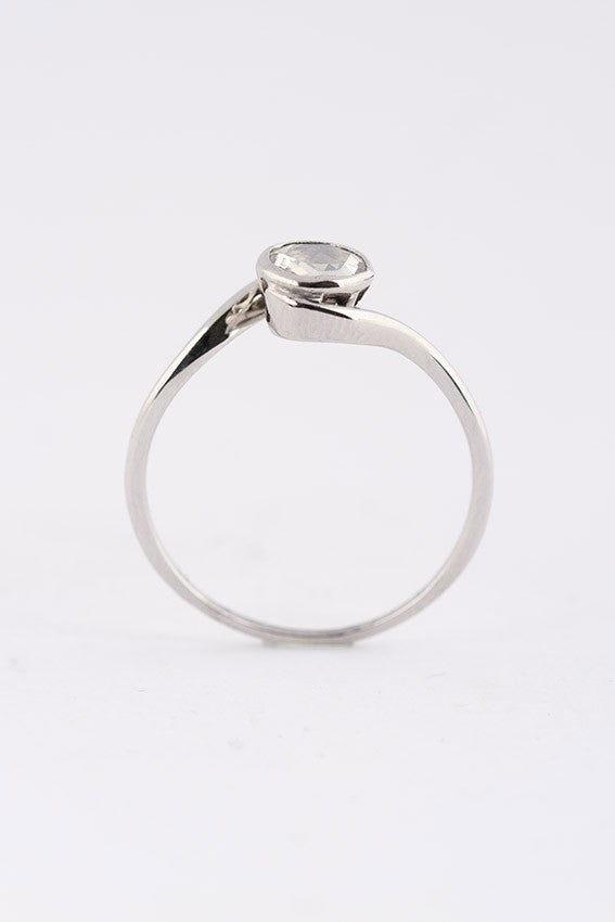 Wit gouden slag solitair ring met een diamant