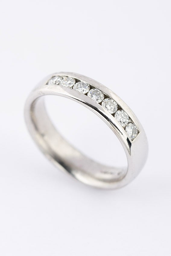 Wit gouden rijring met 7 briljanten