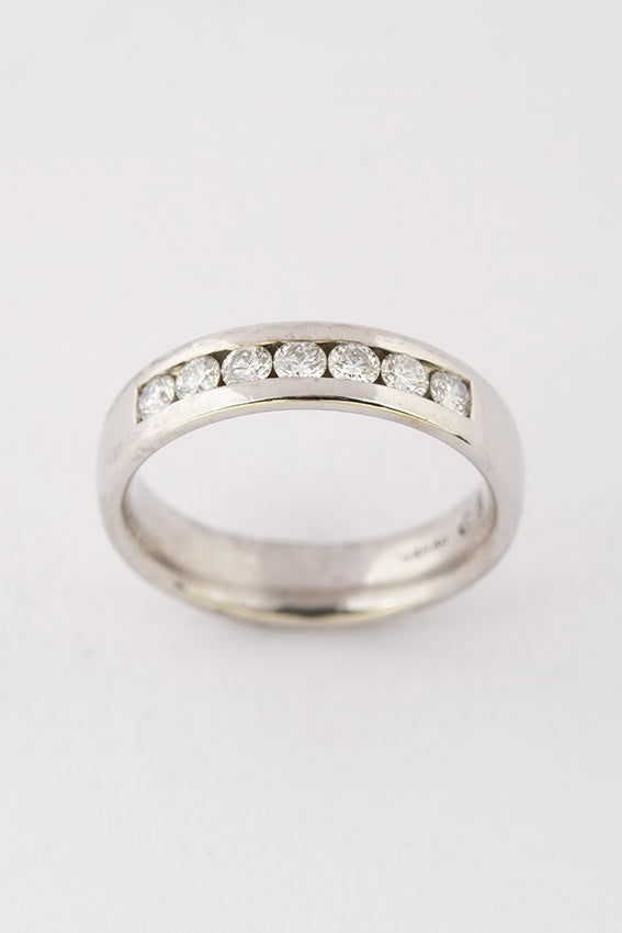 Wit gouden rijring met 7 briljanten