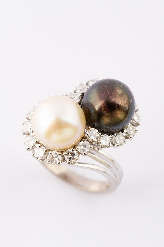 White gold ring with cultured pearls and brilliants