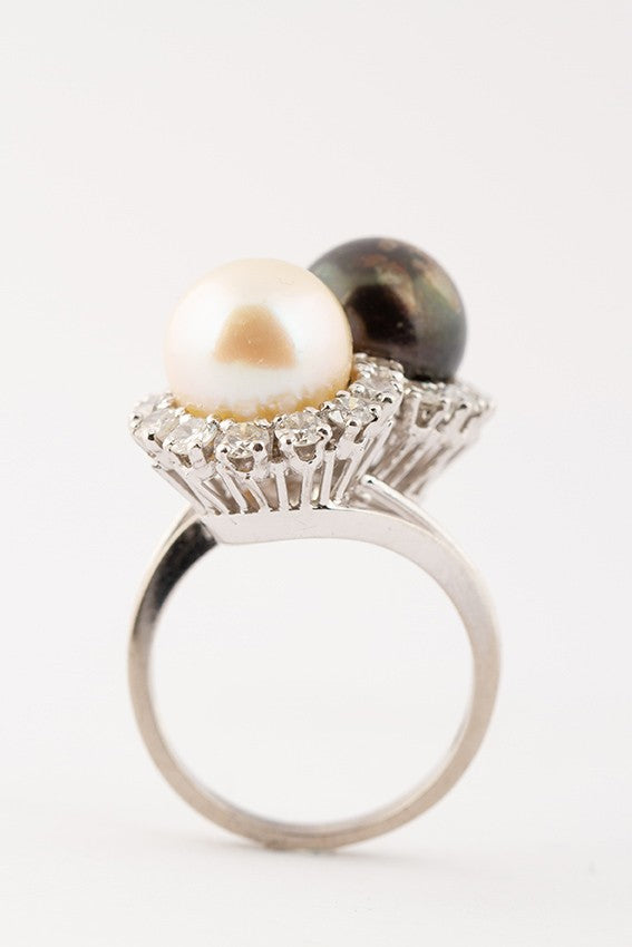 White gold ring with cultured pearls and brilliants