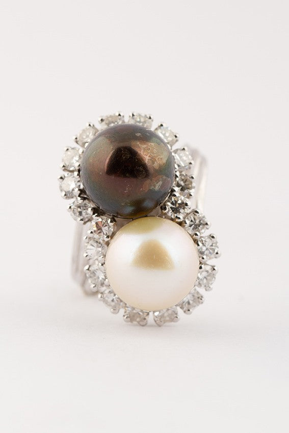 White gold ring with cultured pearls and brilliants