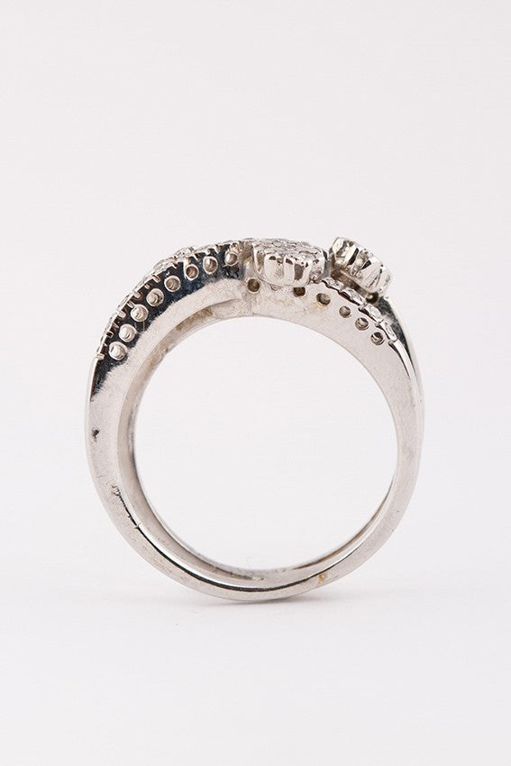 Wit gouden ring met 36 diamanten.