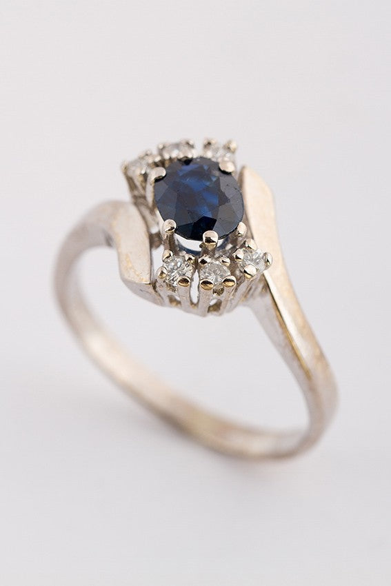 Wit gouden slagring met saffier en briljant