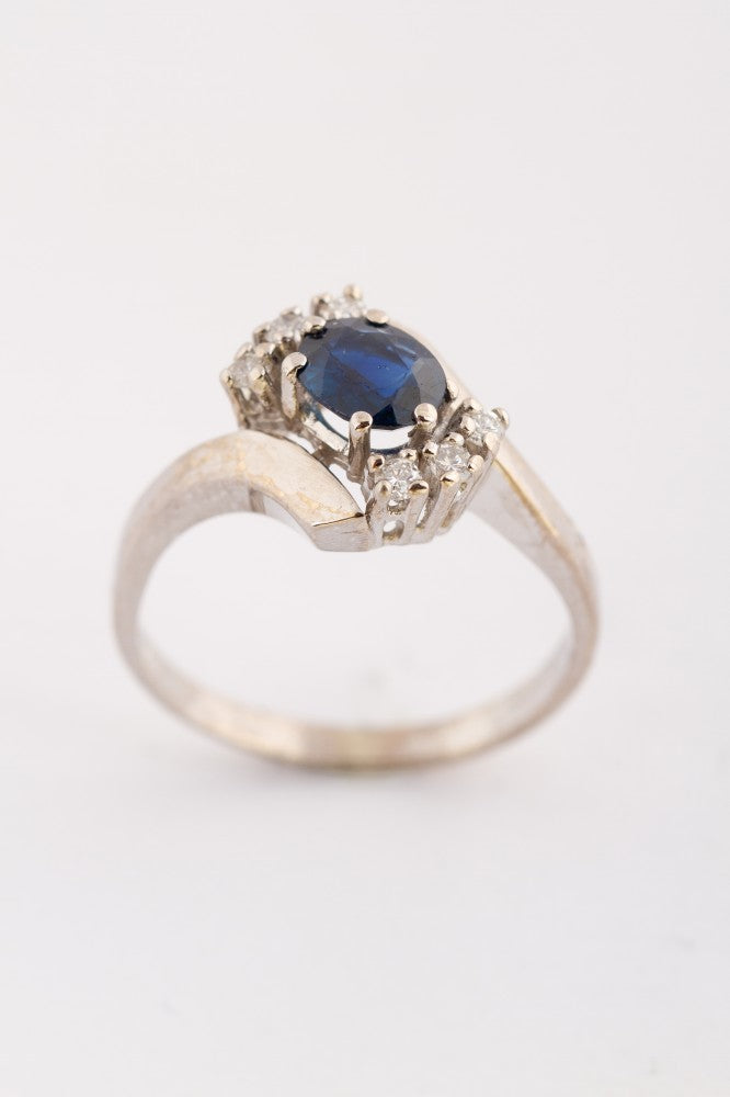 Wit gouden slagring met saffier en briljant