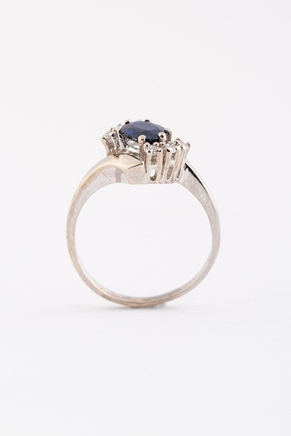 Wit gouden slagring met saffier en briljant