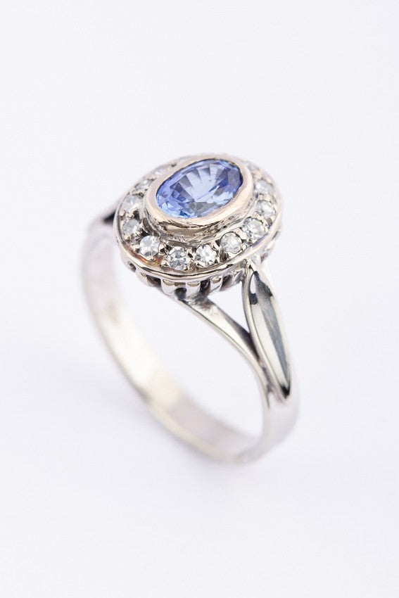 Wit gouden entourage ring met saffier en diamanten