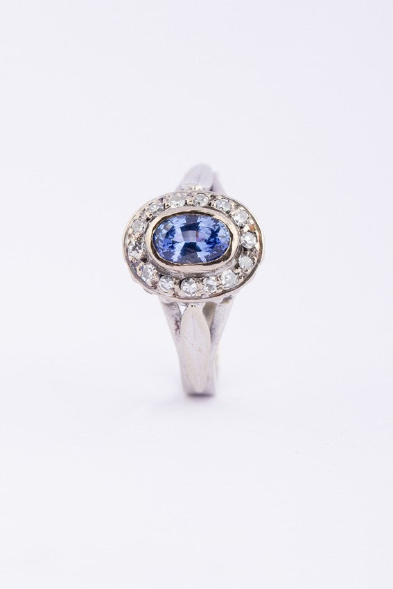 Wit gouden entourage ring met saffier en diamanten