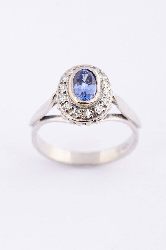 White gold entourage ring with sapphire and diamonds