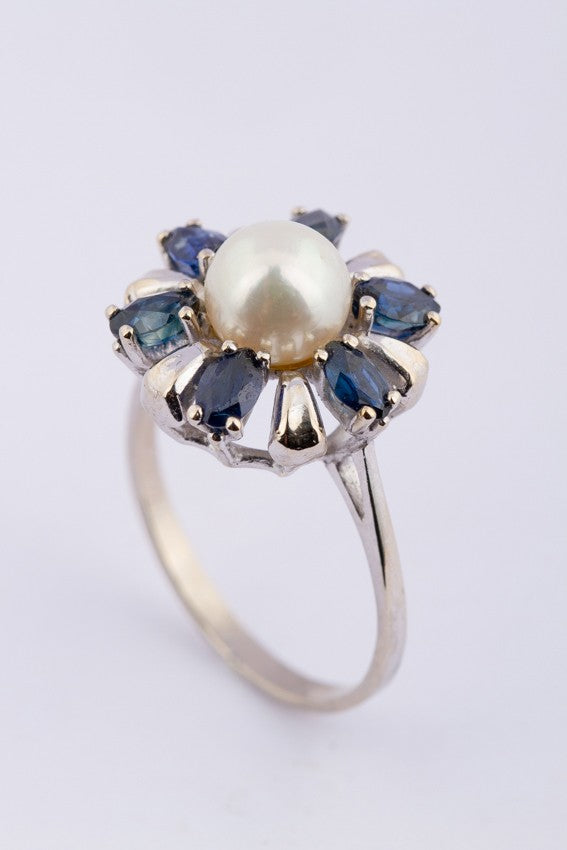 Wit gouden entourage ring met cultivé parel en saffieren