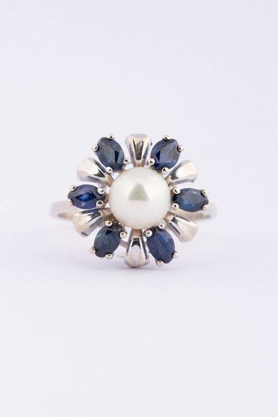 Wit gouden entourage ring met cultivé parel en saffieren