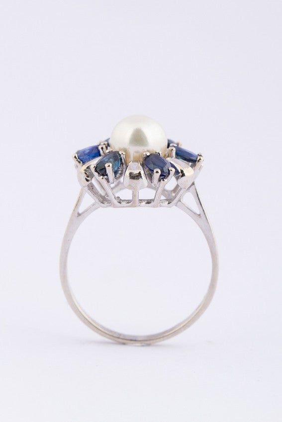 Wit gouden entourage ring met cultivé parel en saffieren