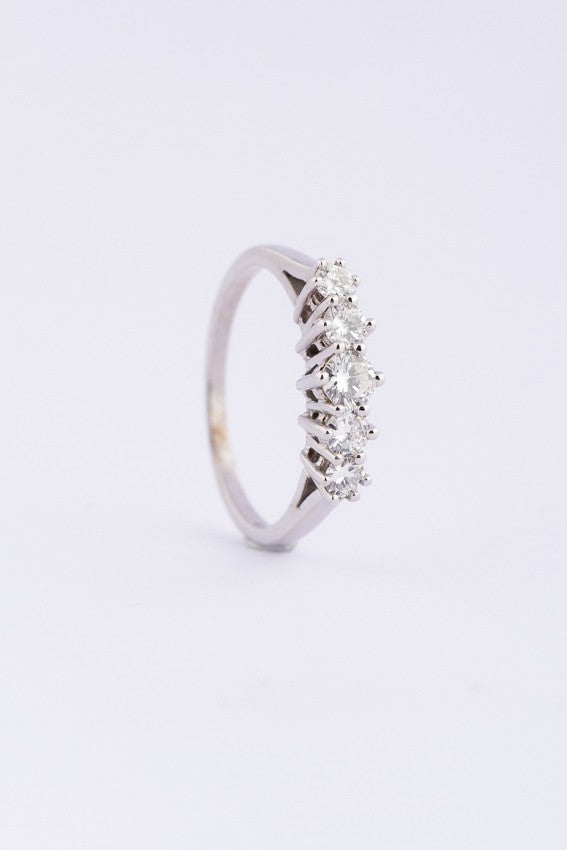 White gold ring with 5 brilliant-cut diamonds. Total weight approx. 0.52 ct.