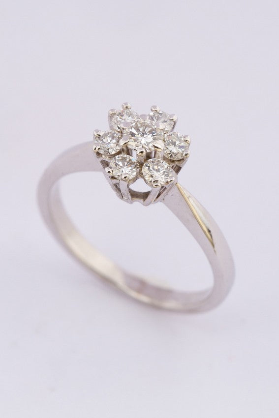 White gold entourage ring with 7 brilliants