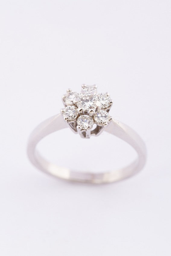 White gold entourage ring with 7 brilliants