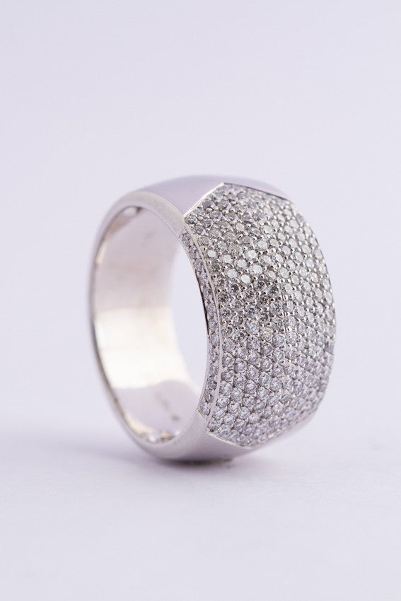 Wit gouden band ring met 206 briljanten