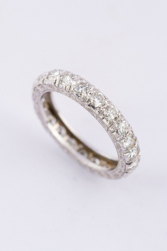 Wit gouden alliance ring met 23 briljanten