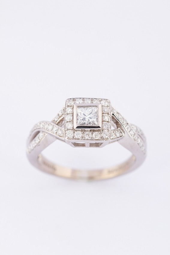 Wit gouden ring met een prinses geslepen diamant en briljanten