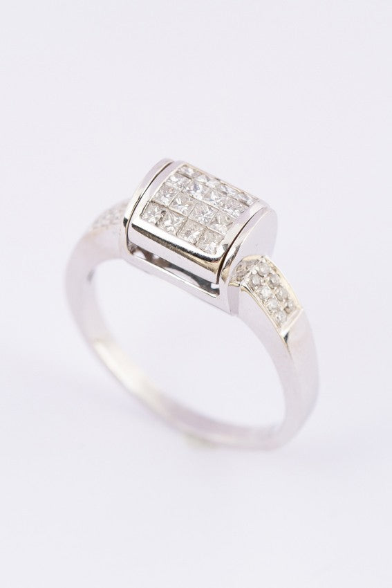 Wit gouden draaibare ring met blauwe en witte diamanten