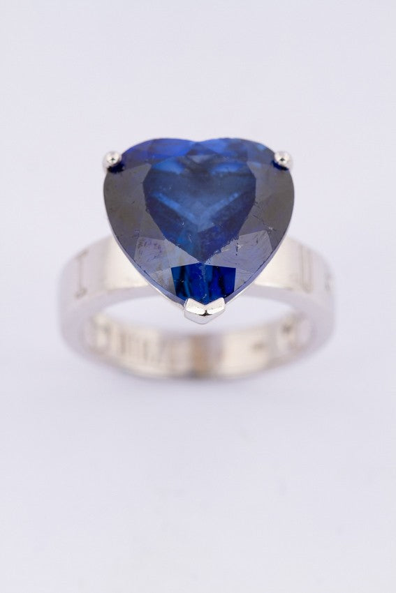 Wit gouden Otazu ring met synth. saffier