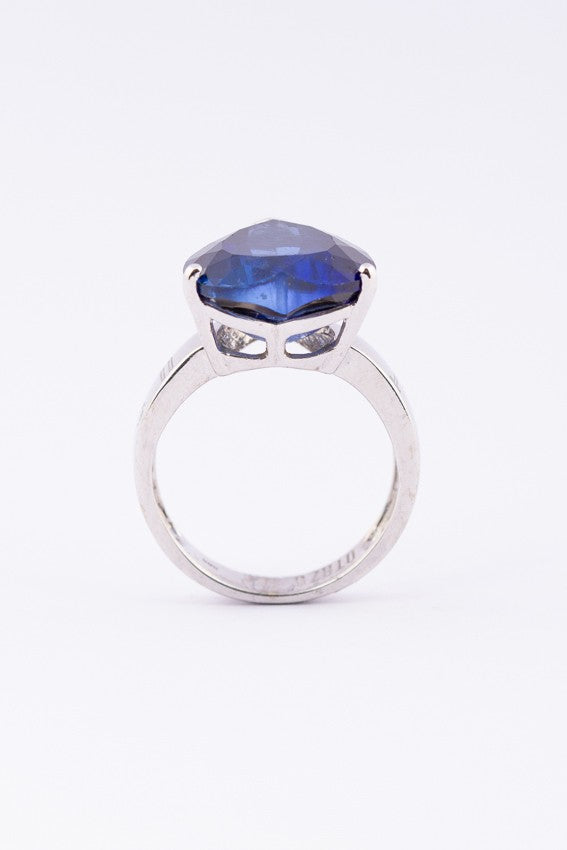 Wit gouden Otazu ring met synth. saffier