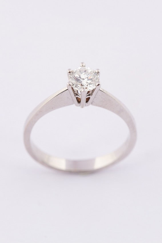 White gold solitaire ring with a brilliant