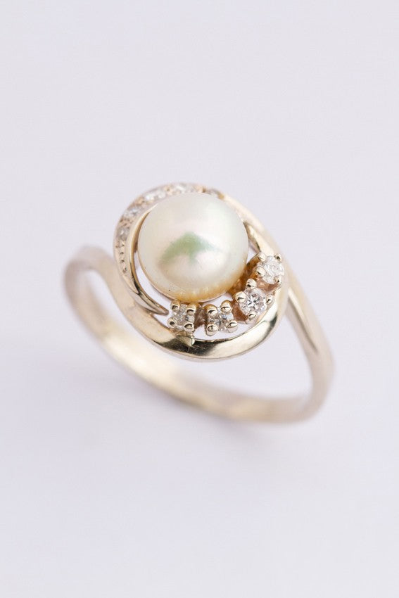 White gold ring with pearl and brilliant