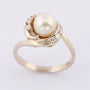 White gold ring with pearl and brilliant