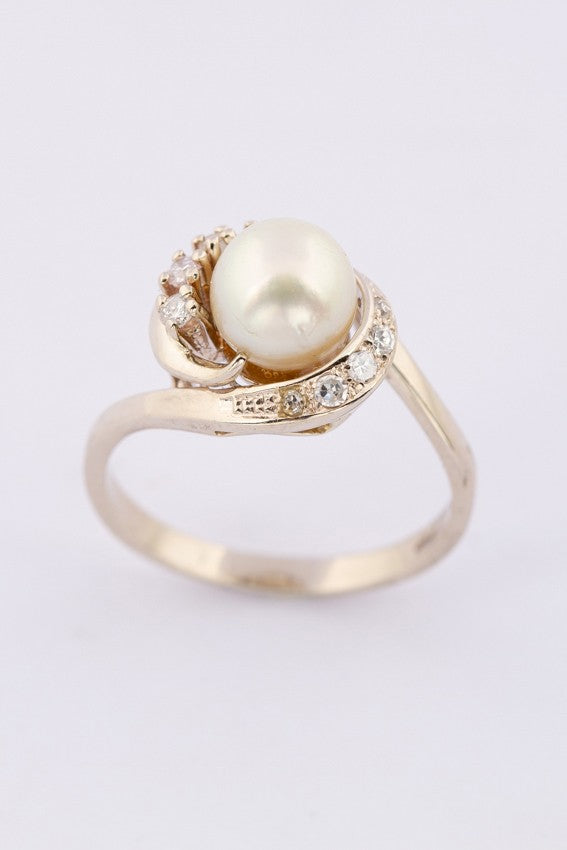 White gold ring with pearl and brilliant