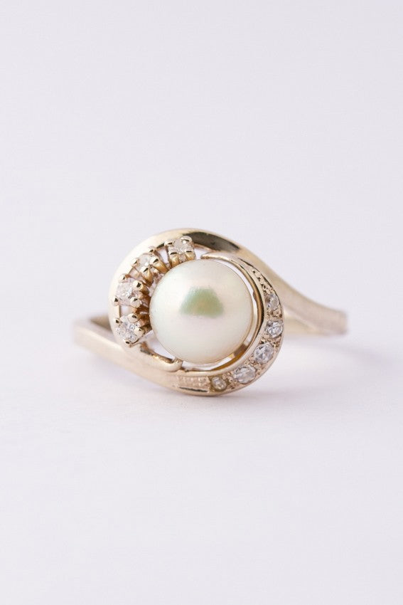 White gold ring with pearl and brilliant