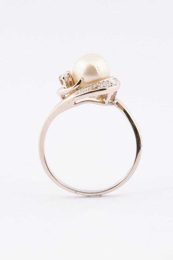 White gold ring with pearl and brilliant