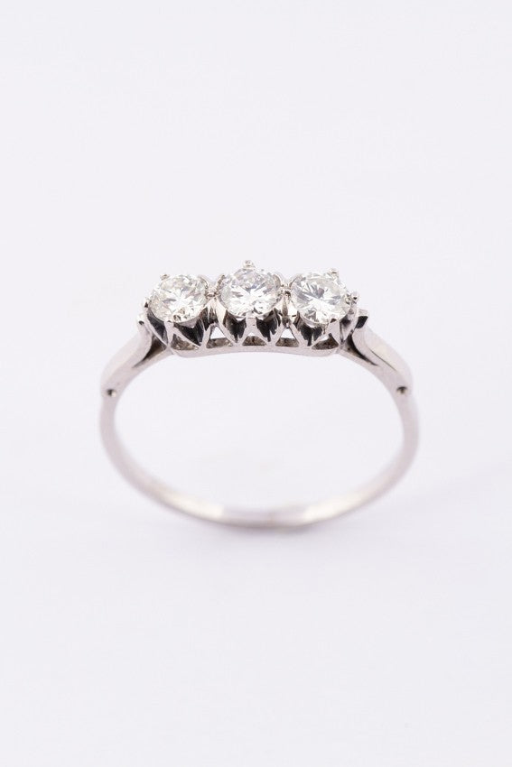 Wit gouden rijring met 3 briljanten