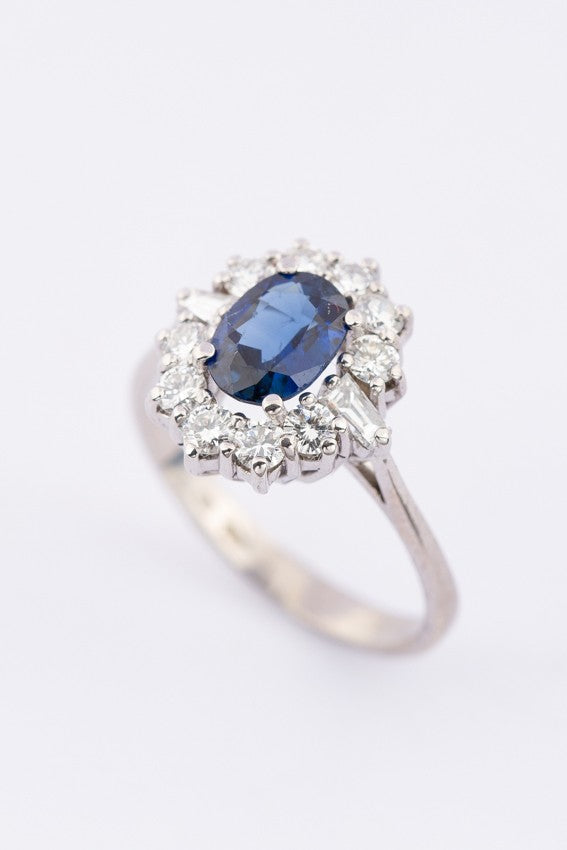 Wit gouden entourage ring met saffier en diamant