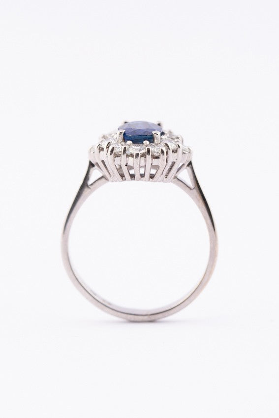 Wit gouden entourage ring met saffier en diamant