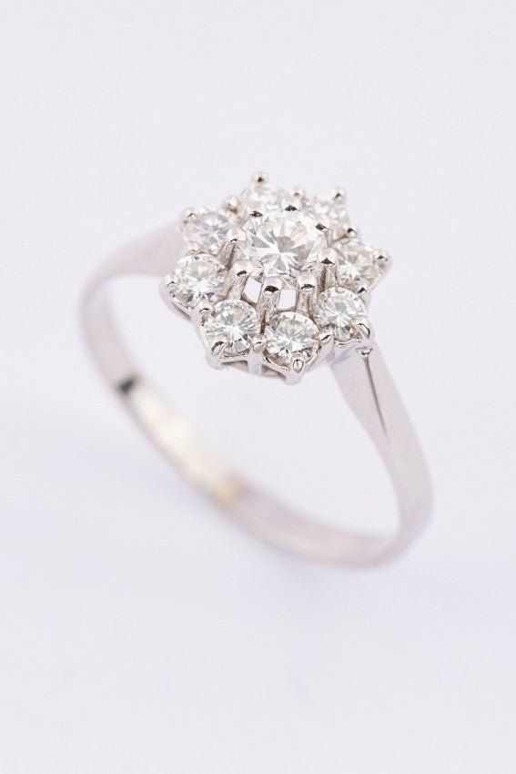 Wit gouden entourage ring met 9 briljanten