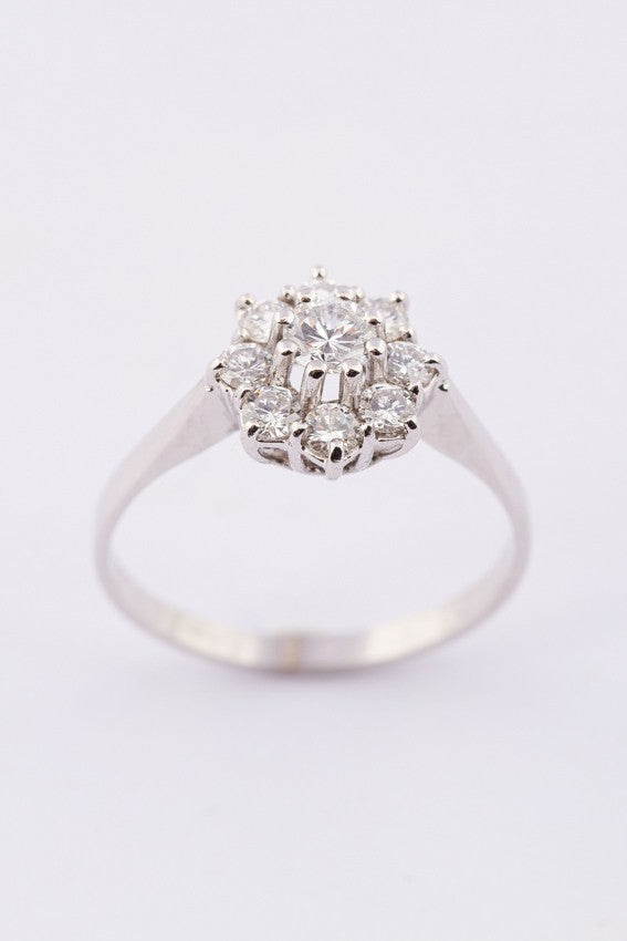 Wit gouden entourage ring met 9 briljanten