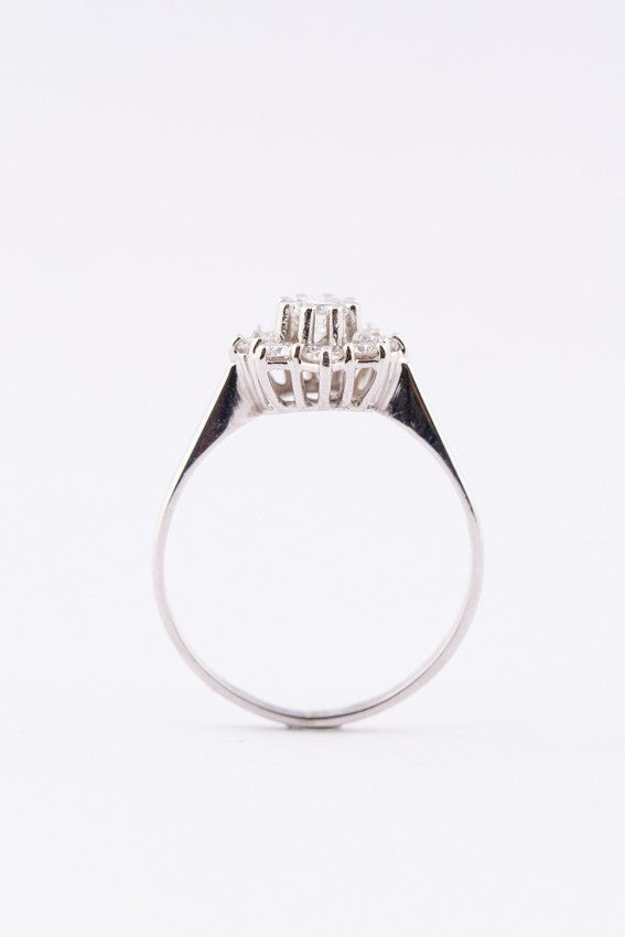 Wit gouden entourage ring met 9 briljanten