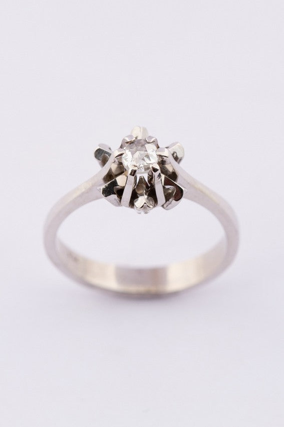 White gold solitaire ring with diamond