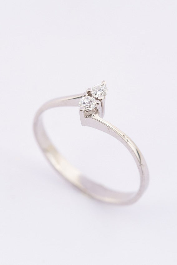 Wit gouden slagring met 2 briljanten