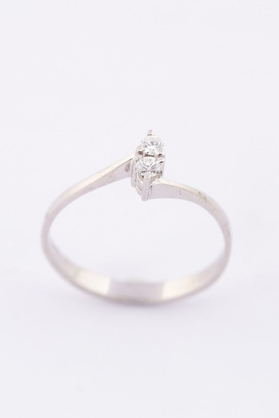 Wit gouden slagring met 2 briljanten