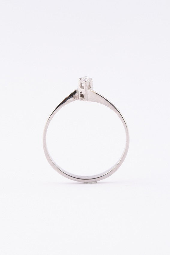 Wit gouden slagring met 2 briljanten