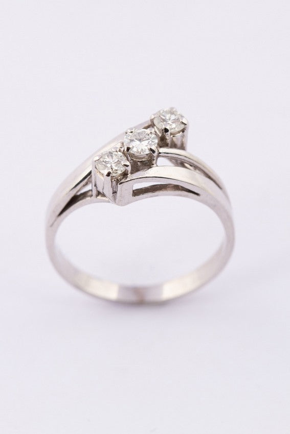 Wit gouden slagring met 3 briljanten