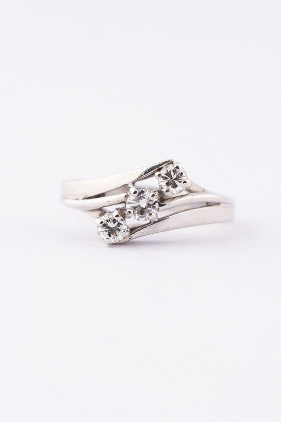 Wit gouden slagring met 3 briljanten