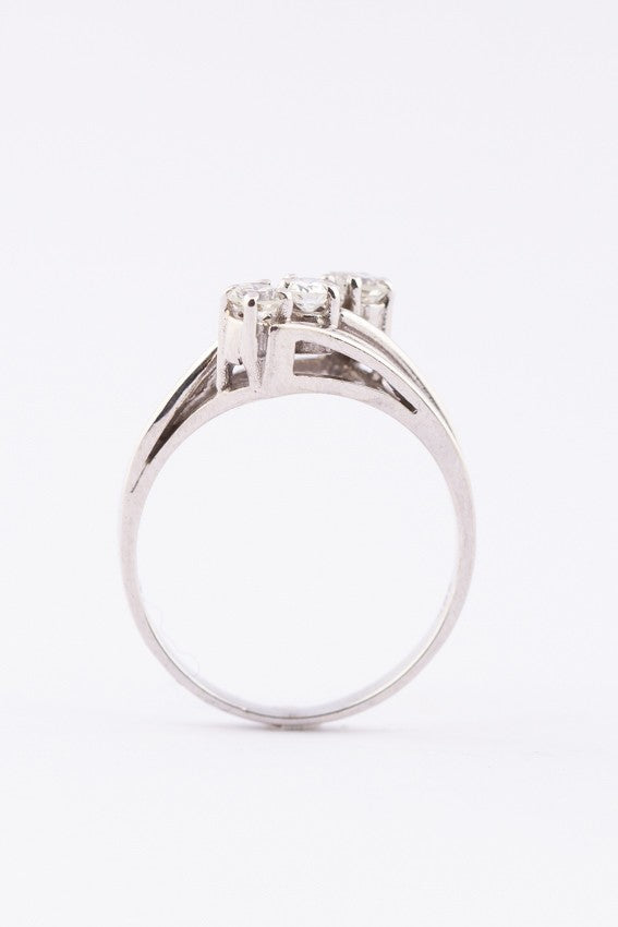 Wit gouden slagring met 3 briljanten