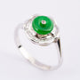 Wit gouden ring met jade, briljant en baguette geslepen diamanten
