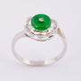 Wit gouden ring met jade, briljant en baguette geslepen diamanten