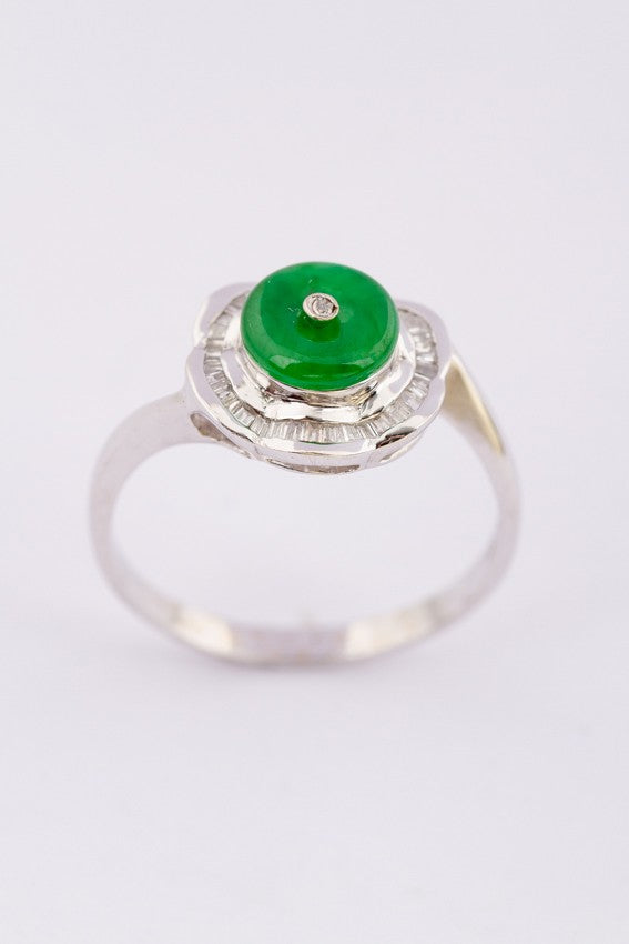 Wit gouden ring met jade, briljant en baguette geslepen diamanten