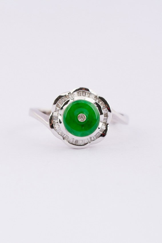 Wit gouden ring met jade, briljant en baguette geslepen diamanten